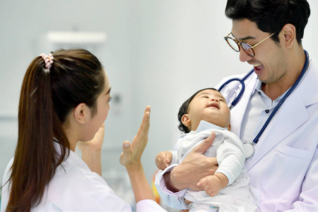 亚洲儿科医生在医院照顾婴儿