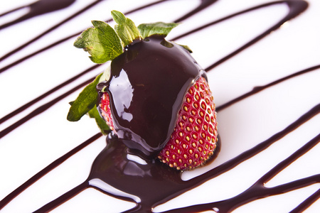 颓废的草莓巧克力甜点