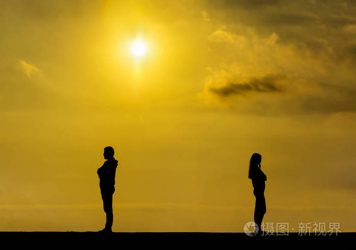 一个悲伤的女孩和男人的剪影, 夫妇分手