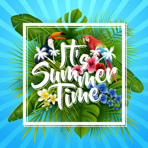这是夏季时间排版。带条纹背景的热带植物, 花卉, 棕榈叶和鹦鹉