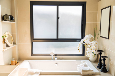 豪华 biege 浴室配有白色浴缸和白色毛巾