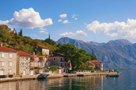 秋天地中海风景。黑山, Kotor 湾和 Perast 镇的看法