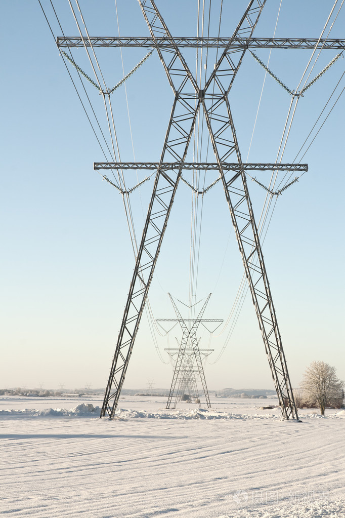 电力铁塔反对蓝蓝的天空