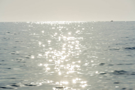 海以阳光反射在夏天作为背景