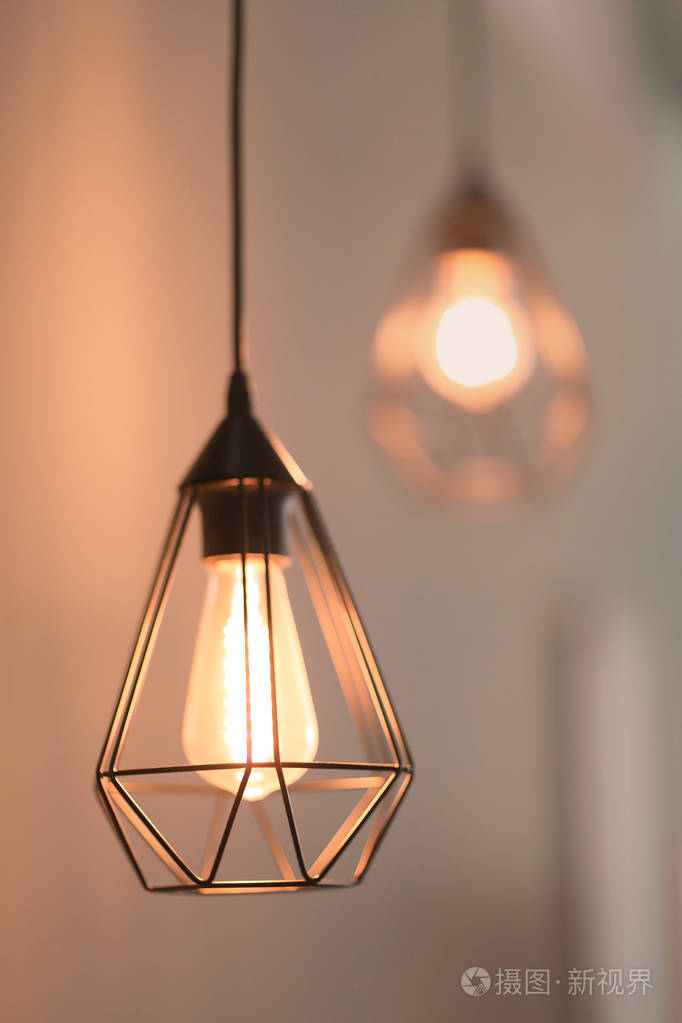 模糊背景上的典雅灯