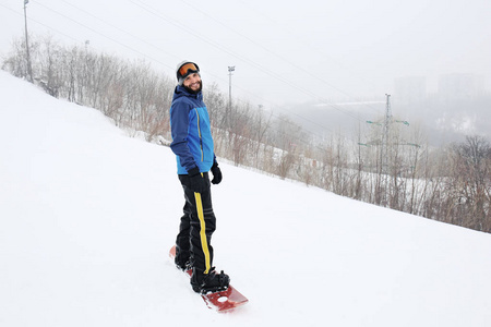 冬度假胜地斜坡上的雄滑雪板