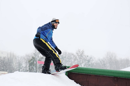 冬季度假胜地男性滑雪板