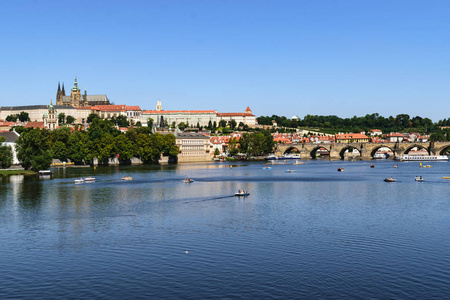 布拉格圣圣维特大教堂和查尔斯桥