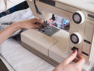 用纺织餐巾缝制缝纫机的女孩