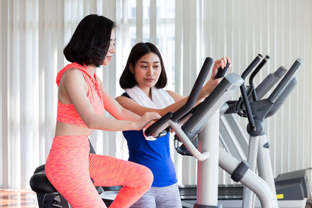 在健身房锻炼的快乐亚洲妇女特写