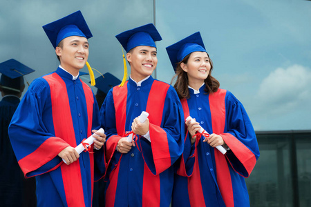 快乐的越南学生毕业礼服和帽子图片