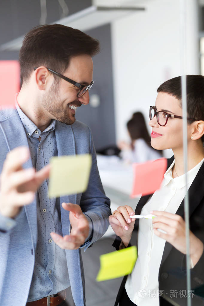 商界人士获得乐趣和在工作场所办公室聊天