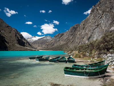 船在 Chinancocha 湖，秘鲁