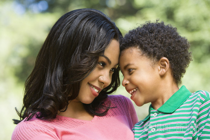 母亲和年幼的儿子