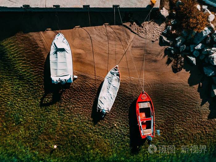 海上一艘木制渔船鸟瞰图