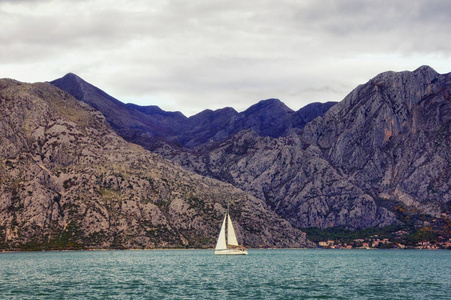 多云的地中海景观。大合唱在黑山 Kotor 湾岸边的帆船帆