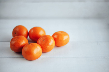 柑橘。白色木桌上的橘子
