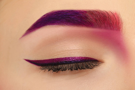 染眉毛的少妇, 特写照片