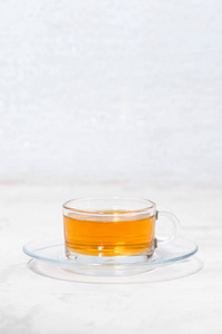 在一个白色的背景玻璃杯, 垂直的香茶