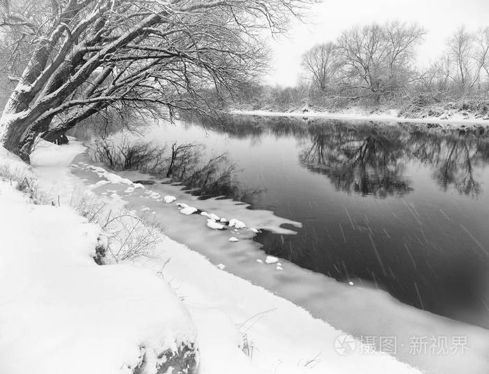 冬河。冬天的河水里布满积雪的河岸和冰