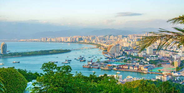 三亚城市全景, 城市的最高点, 凤凰岛中国海南岛三亚湾树木繁茂的桥墩