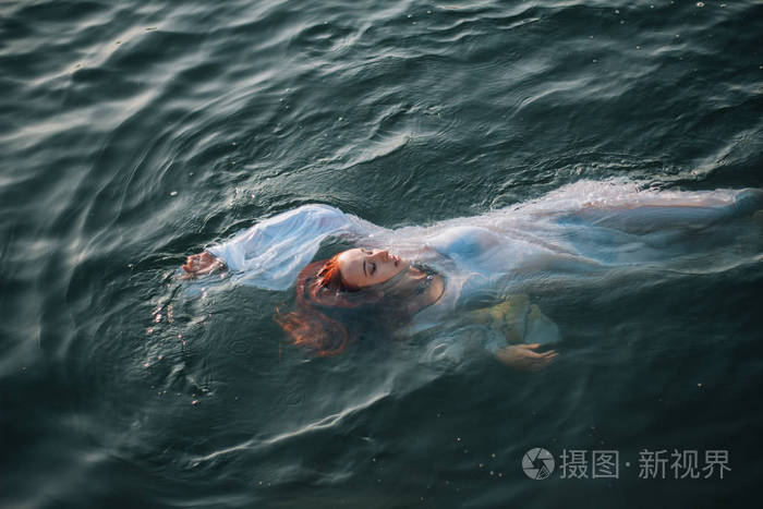 洛基海岸.翡翠水中的一种白色古董礼服模型.中世纪的形象.幻想