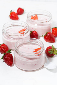 草莓酸奶, 白色桌上的新鲜浆果, 垂直