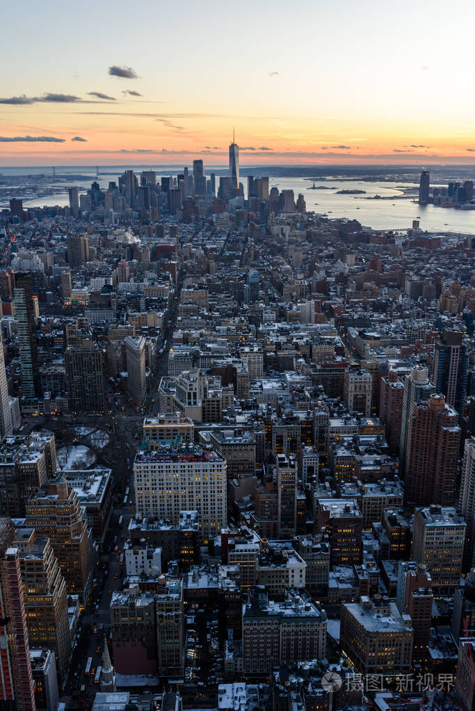 曼哈顿市中心天际线与摩天大楼在黄昏纽约市美国的风景视图