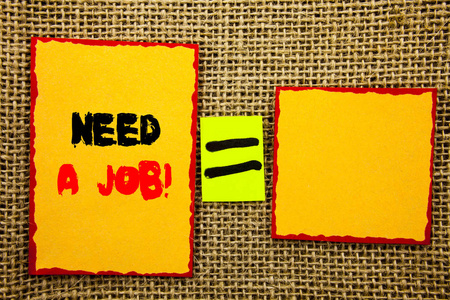 文字显示需要一份工作。商业照片展示失业失业工人寻找工作写在粘滞便笺纸等式为您自己的文本纹理背景