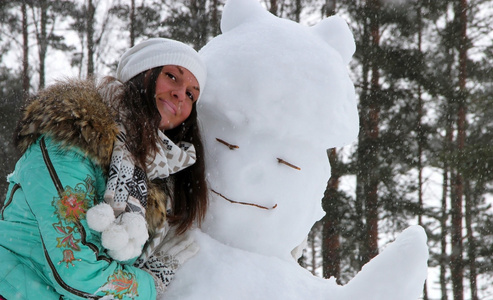 在冬天用雪人黑头发的女人