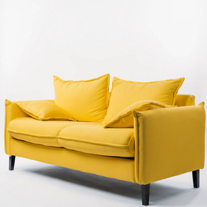 工作室拍摄的黄色沙发与枕头, 白色