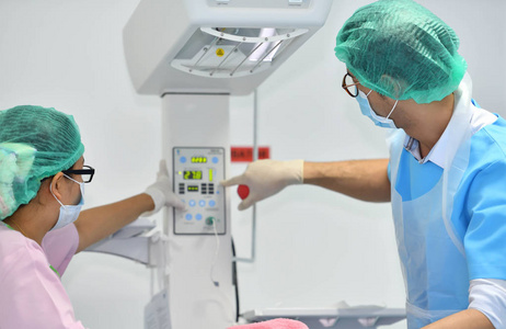 亚洲男性产科医生和护士正在医院检查新生儿婴儿