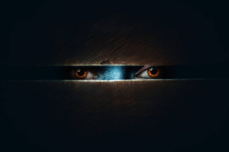 眼睛恐怖恐怖电影海报.眼睛从黑暗中寻找照片