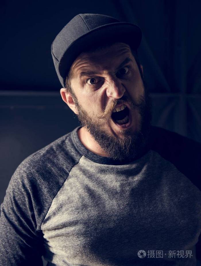 愤怒的男人尖叫着看着镜头