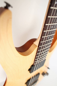 经典形状木制电吉他与红木颈