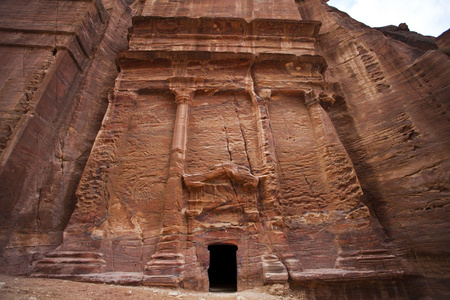 在约旦佩特拉的五颜六色的石块的一座寺庙的外观