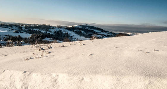 冬季 Beskid Slaski 山脉 settkement 波纹管 Ochodzita 山