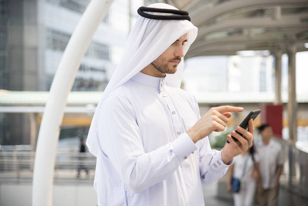 英俊的商人阿拉伯语使用手机