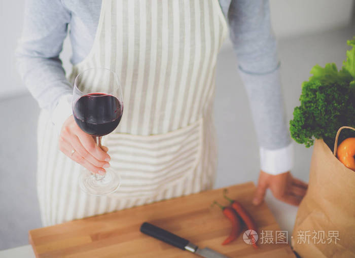 制作健康食品站在厨房里微笑的女人