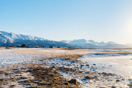 挪威北部美丽的冬天风景与木小屋俯瞰惊险的峡湾风景