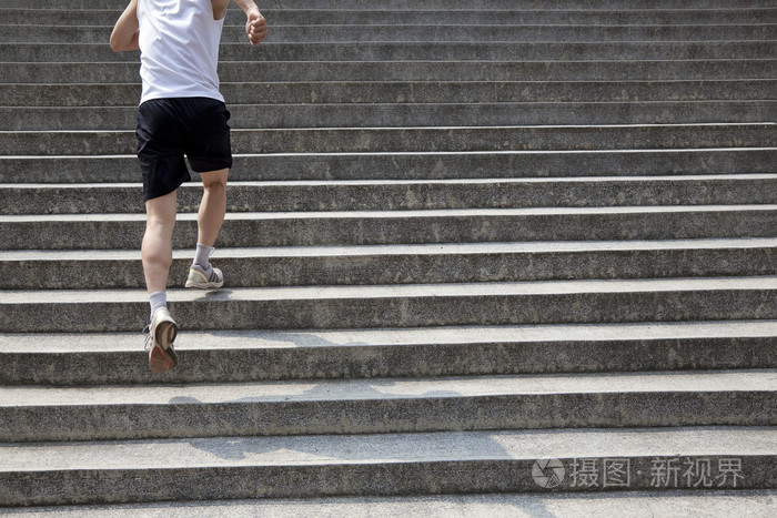 在楼梯上运行的男人