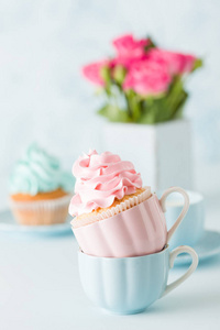蓝色粉彩横幅与装饰的蛋糕, 杯咖啡与牛奶和花束粉红色玫瑰