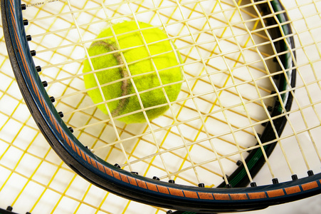 网球球拍串和网球球，特写