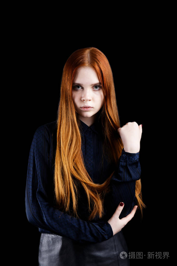 黑色背景上的一个年轻女孩的肖像照片-正版商用图片0410jf-摄图新视界