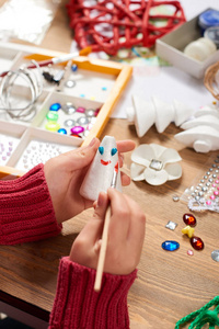 儿童制作工艺品和玩具, 手工构思。艺术品工作场所与创意配件