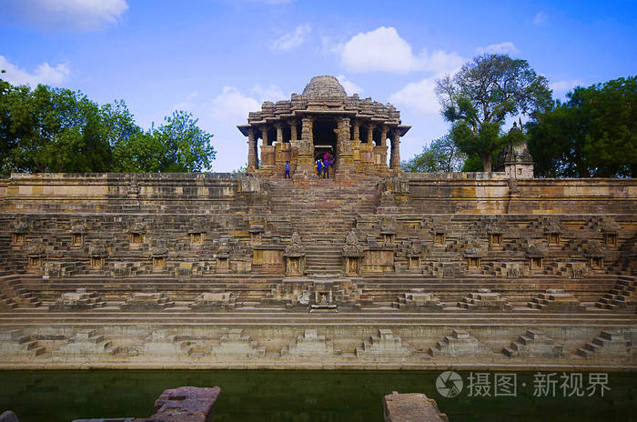 Pushpavati 河岸边的太阳寺的外观。建于 1026年27 广告, Modhera 村 Mehsana 区, 古吉拉特