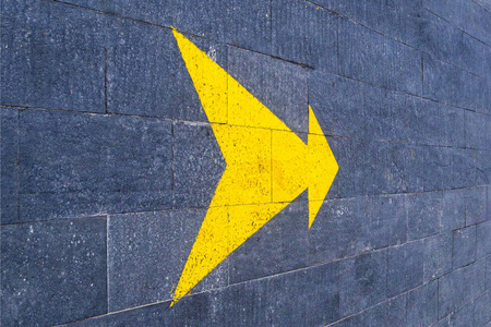 在墙上的黄色箭头指针显示路径和方向
