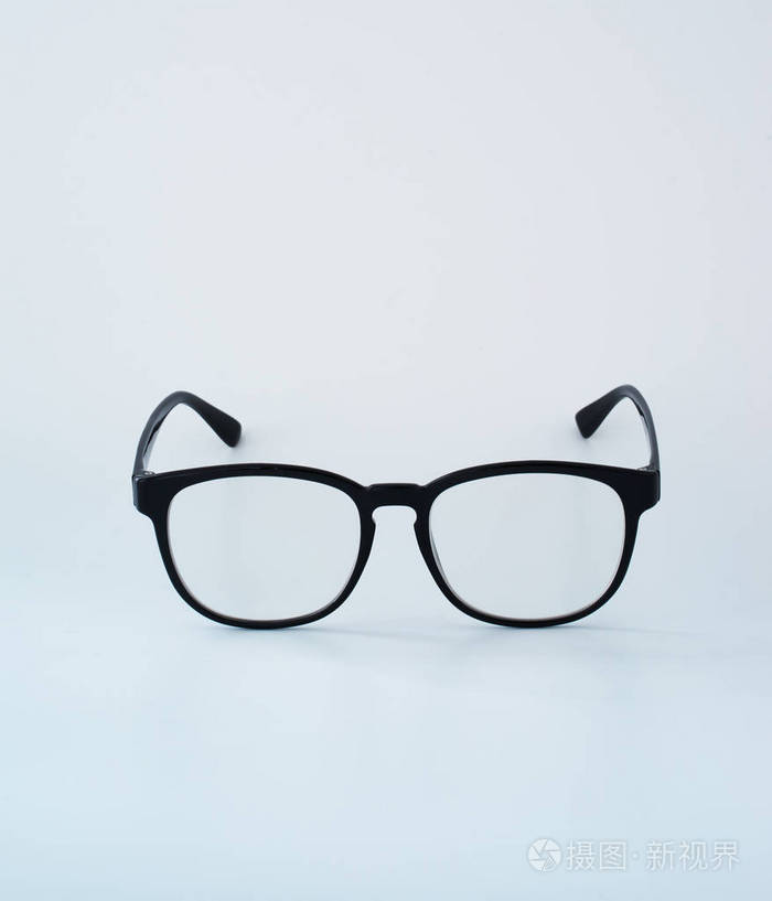 孤立在白色背景上的黑色眼镜
