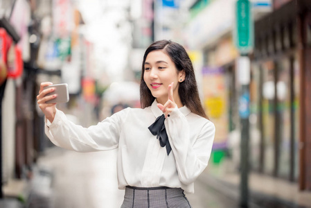 年轻的日本女孩户外