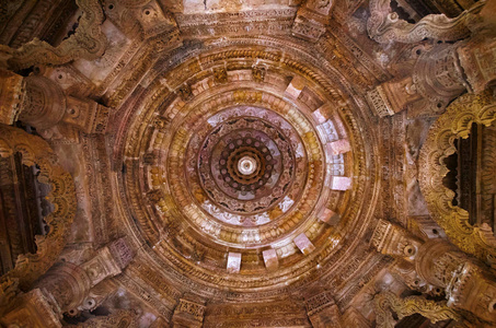 太阳寺的雕刻天花板。建于 1026年27 广告。印度古吉拉特 Mehsana 区 Modhera 村